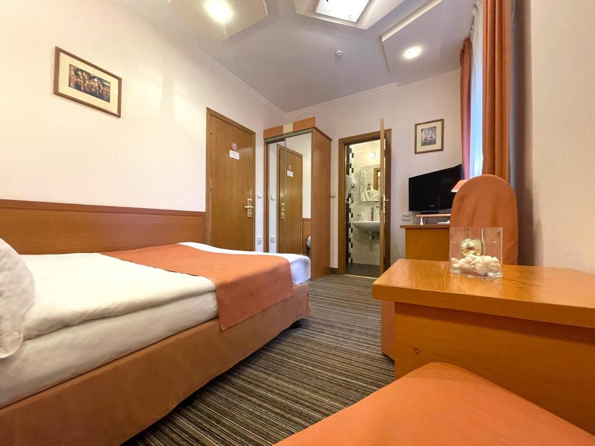 Economy Room In Hotel Eney Lviv Exterior photo